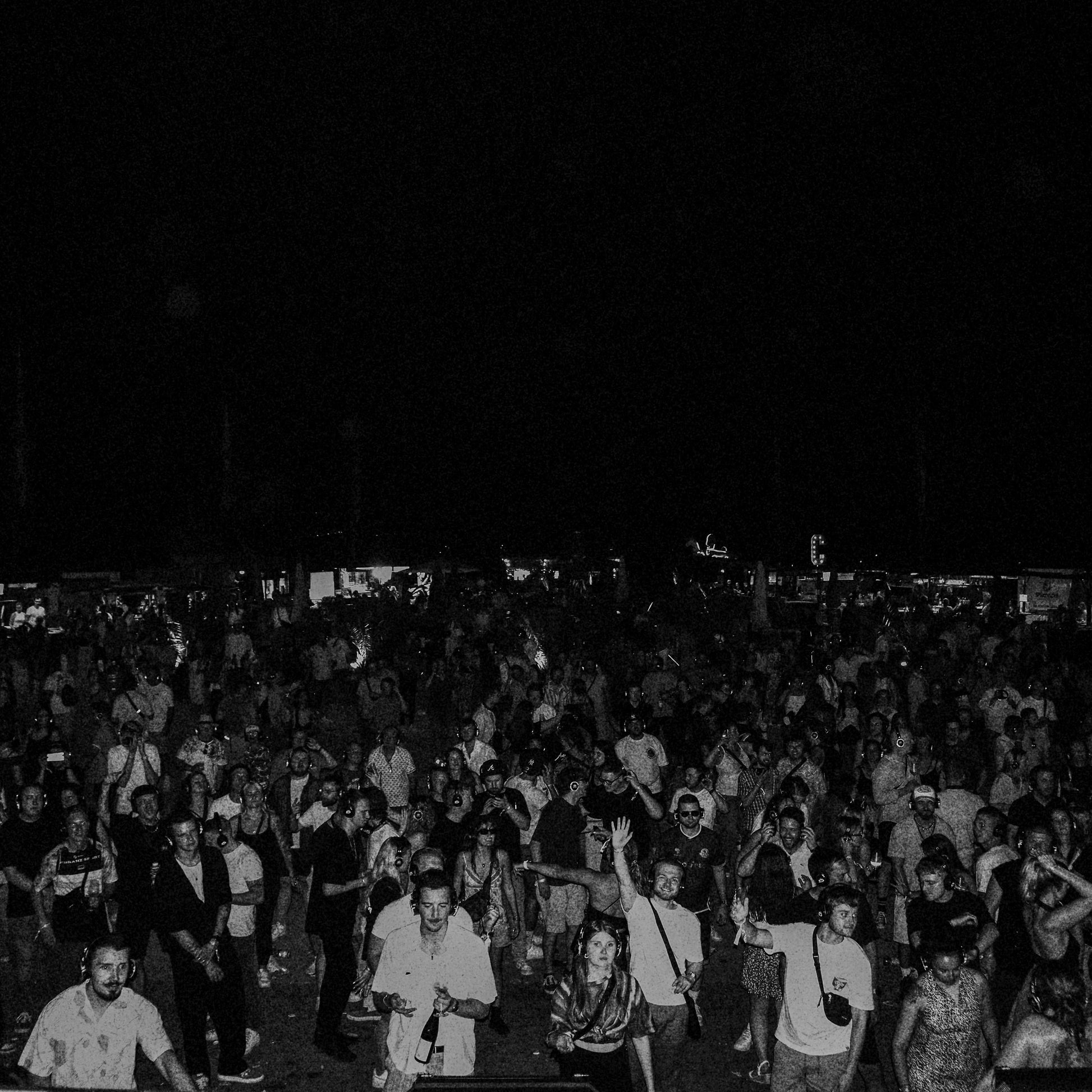 DJ Fernweh's crowd wearing custom Hun Sauce white T-shirt with cleaned-up logo and embroidered caps featuring a remix of the Hun Sauce smiley, photographed at Weinfestival Koblenz by Luca Di Stefano.