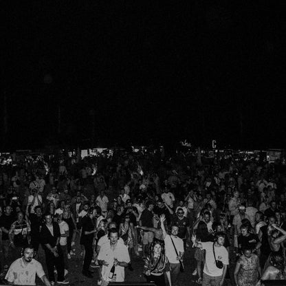DJ Fernweh's crowd wearing custom Hun Sauce white T-shirt with cleaned-up logo and embroidered caps featuring a remix of the Hun Sauce smiley, photographed at Weinfestival Koblenz by Luca Di Stefano.
