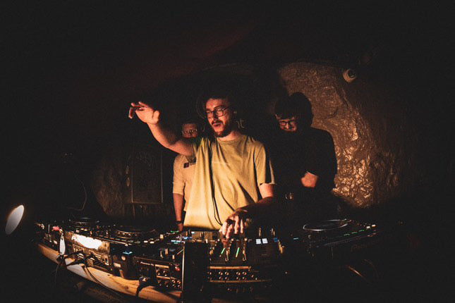 DJ T28 playing a DJ set wearing I'M NOT A DJ T-Shirt in mint - DnB - for UKG, Drum and bass and garage fans - Hun Sauce